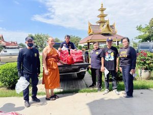 ปทุมธานี วัดพระธรรมกายร่วมกับคณะสงฆ์นครปฐม มอบถุงยังชีพ 500 ชุด ช่วยผู้ประสบภัยน้ำท่วมบางเลน จ.นครปฐม