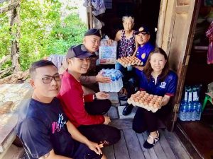 นายอำเภอนครชัยศรี จับมือ นายก อบต.นครชัยศรี นำทีมลุย! ลงพื้นที่มอบถุงยังชีพ ช่วยผู้ประสบภัยน้ำท่วม