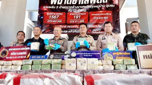 “ผู้ว่าฯนราธิวาส” นำทีม 3 ฝ่าย แถลงกรณีตรวจยึดยาไอซ์ 30 กระสอบ น้ำหนัก 600 กก. มูลค่าส่งออกประเทศที่ 3-4 ประมาณ 900 ล้านบาท ด้าน “สารวัตรกำนัน” ต.นานาค อ.ตากใบ เผ่นหนีก่อนถูกออกหมายจับและสั่งพ้นจากหน้าที่
