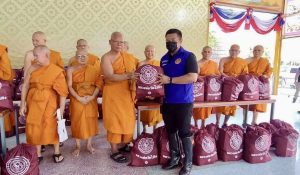คณะสงฆ์จังหวัดนครปฐม ร่วมกับอำเภอนครชัยศรี ส่งมอบถุงยังชีพ ผ่านความห่วงใย สู่ผู้ประสบอุทกภัย