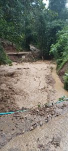 แม่ฮ่องสอน มาตามคาดพายุฝนถล่มระลอกใหม่หลายพื้นที่แม่ฮ่องสอน เส้นทางถูกตัดขาดน้ำเอ่อท่วมย้ายข้าวของไม่ทัน