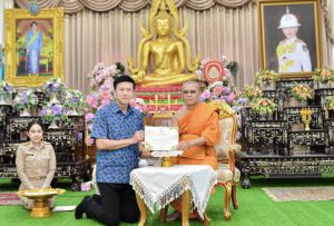 เจ้าคณะอำเภอดอนตูมมอบเกียรติบัตรให้กับผู้ที่ทำความดีที่ได้ร่วมสนับสนุนกิจกรรมอันเป็นประโยชน์ต่อพระพุทธศาสนาและชุมชน
