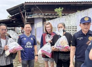 นครปฐม – ฝ่ายปกครองตำบลไทรงาม ร่วมต้อนรับ ส.ส. ลงพื้นที่มอบถุงยังชีพ ช่วยเหลือผู้ประสบอุทกภัยและกลุ่มเปราะบาง