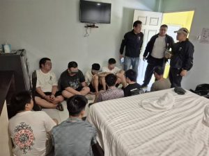 #ตม.หนองคาย รวบชาวไทยพร้อมชาวลาว และ ชาวจีน 8 คน คารีสอร์ท หลังพาลักลอบเข้าเมือง  รอคนมารับเพื่อเดินทางเข้าพื้นที่ชั้นในของไทย