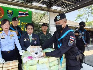 บก.ควบคุมที่ 2 กกล.สุรศักดิ์มนตรี โดย ร้อย.ฉก.ทพ.2107 ฉก.ทพ.21 บูรณาการหน่วยงานความมั่นคงในพื้นที่ยึดยาบ้า 400,000 เม็ด-ยาไอซ์ 50 กิโลกรัม คาริมโขง
