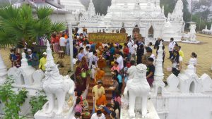 แม่ฮ่องสอนคึกคัก! พุทธศาสนิกชน–นักท่องเที่ยวร่วมตักบาตรเทโวโรหณะ พระสงฆ์ 120 รูป ณ วัดพระธาตุดอยกองมู สืบสานประเพณีปอยเหลินสิบเอ็ด