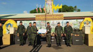สุรินทร์-ผู้บัญชาการ กองกำลังสุรนารี ส่งมอบอุปกรณ์โซลาร์เซลล์ครบชุด เสริมความพร้อมทัพชายแดน