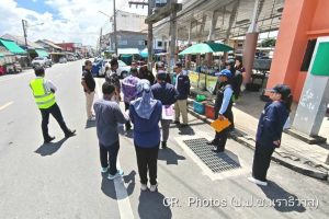 📌 ป.ป.ช.นราธิวาส ร่วมกับ สตง.ภูมิภาคที่ 15 #ตรวจสอบถนนภูผาภักดี_พบข้อบกพร่องระหว่างก่อสร้าง – #เร่งกำชับแก้ไขตามสัญญา..!.เมื่อวันที่ 27 ตุลาคม 2569 นายปิยะวัฒน์ คุระพูล ผู้อำนวยการ สำนักงาน ป.ป.ช. ประจำจังหวัดนราธิวาส และพนักงานเจ้าหน้าที่ บูรณาการร่วมกับสำนักงานการตรวจเงินแผ่นดินภูมิภาคที่ 15 ลงพื้นที่ตรวจสอบกรณีสื่อสังคมออนไลน์ได้นำเสนอประเด็นถนนภูผาภักดี เป็นหลุมเป็นบ่อ ผิวหน้าถนนหลุดล่อน ฝาบ่อพักปิดไม่สนิท สุ่มเสี่ยงที่จะเกิดอันตรายต่อผู้สัญจรไปมา โดยมีผู้แทนเทศบาลเมืองนราธิวาส และเจ้าหน้าที่ที่เกี่ยวข้อง เป็นผู้ให้ข้อมูลและชี้แจงรายละเอียด.จากการตรวจสอบเบื้องต้น พบว่า ถนนภูผาภักดี เป็นโครงการซ่อมสร้างถนนแอสฟัลท์ติกคอนกรีต แบบปูทับ งบประมาณทั้งสิ้น 24.09 ล้านบาท โดยยังดำเนินการไม่แล้วเสร็จ และเทศบาลเมืองนราธิวาส ยังไม่มีการจ่ายค่างวดงานให้กับผู้รับจ้าง เนื่องจากมีข้อบกพร่องที่ต้องปรับปรุงแก้ไข โดยเฉพาะกรณีการก่อสร้างไม่ตรงตามรูปแบบรายการในสัญญา ซึ่งทางเทศบาลเมืองนราธิวาส ได้ประสานงานให้ผู้รับจ้างเข้ามาดำเนินการแก้ไข โดยผู้รับจ้างแก้ไขไปบางส่วนแล้ว นอกจากนี้ทางคณะผู้ตรวจได้กำชับและให้ข้อเสนอแนะกับเทศบาลเมืองนราธิวาส ว่าให้ดำเนินโครงการภายใต้ระเบียบกฎหมายที่เกี่ยวข้องอย่างเคร่งครัด โดยคำนึงถึงผลประโยชน์ของรัฐและประชาชนเป็นสำคัญ——————————————————สำนักงาน ป.ป.ช. ประจำจังหวัดนราธิวาสซื่อสัตย์ เป็นธรรม มืออาชีพ โปร่งใส ตรวจสอบได้ติดตามและอัปเดตข่าวสารของสำนักงาน ป.ป.ช. ประจำจังหวัดนราธิวาส🌐 https://www.nacc.go.th/narathiwat📱 FB : สำนักงาน ป.ป.ช. ประจำจังหวัดนราธิวาส☎️ Hotline : 073-511-544 หรือสายด่วน 1205
