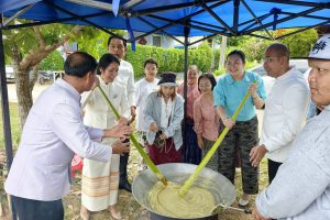 รองผู้ว่าฯ หนองคาย นำคณะร่วมกวน “ข้าวปาด หรือข้าวสัมปิ” ขนมหวานโบราณอีสาน สืบสานวัฒนธรรมท้องถิ่น ในงานทอดกฐินสามัคคีทางลำน้ำโขง วัดราชโพนเงิน