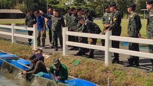 สุรินทร์-ผู้ทรงคุณวุฒิพิเศษกองทัพบก ตรวจเยี่ยมโครงการทหารพันธุ์ดี ศูนย์ผลิตพันธุ์ปลาพระราชทาน จังหวัดสุรินทร์