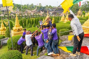นงนุช เวิลด์ พัทยา สืบสานศรัทธาหิมาลัย เปลี่ยนธงมนตรา 9 ต้น เชื่อมวัฒนธรรมไทย–ภูฏาน–ทิเบต–เนปาล