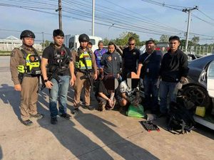 ตำรวจหนองคายรวบหนุ่มวัย 32 หนีหมายจับคดียิงปืนสนั่นบางบัวทอง ควงแฟนสาวซิ่งหนีข้ามจังหวัด หวังเผ่นข้ามโขงไปลาว แต่ไม่รอด