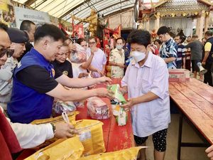 นายอำเภอนครชัยศรี พร้อมด้วย กำนัน ผู้ใหญ่บ้าน ตำบลขุนแก้ว ร่วมทำบุญเทกระจาด ณ วัดสว่างอารมณ์ (แคแถว) ตำบลขุนแก้ว อำเภอนครชัยศรี จังหวัดนครปฐม