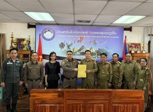 #ลาวส่งกลับ 33 คนไทย ตัวคนไทย   ภายหลังกวาดล้างเครื่อข่ายเว็บพนันออนไลน์และสะแกมเมอร์ ในนครหลวงเวียงจันทน์ สปป.ลาว  สปป.ลาว ที่ผลักดันส่งกลับ